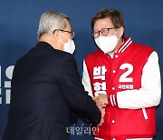 <포토> 뱍형준 축하하는 김종인 장