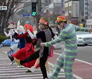 "그대를 응원합니다"..거리 위 예술가들의 몸짓