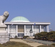 윤석열 사퇴에 정치권 요동..與 맹비난·野 러브콜