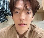 김우빈, 트러블 보일 정도로 초근접..♥신민아가 5년째 사랑한 비주얼