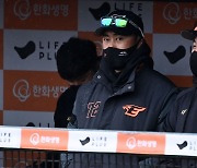 조성환 코치 '더그아웃에서 경기 보며'[포토]