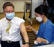 백신 접종받는 김연수 서울대병원장