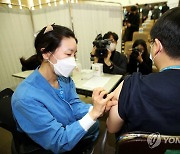 백신 접종받는 서울대병원 의료진