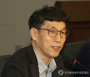 진중권, 동료 교수 명예훼손 혐의로 경찰서 조사받아