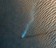 화성 모래언덕에서 춤추는 '먼지악마'의 모습 [여기는 화성]