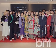 [bnt포토] '페이스 오브 코리아'에서 참가자들과 기념촬영하는 김선균 이사