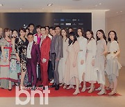 [bnt포토] '페이스 오브 코리아'에서 참가자들과 기념촬영하는 장혜원 이사-오민 대표