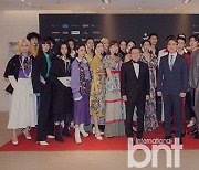[bnt포토] '페이스 오브 코리아'에서 참가자들과 기념촬영하는 신상철 운영위원장-김선균 이사