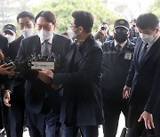 [사설] 정권불법 수사 尹 축출에 성공한 文, 법치와 정의는 패배했다