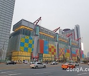 몰려드는 인파에.. 현대백화점 '더현대 서울', 주말 차량 2부제 시행
