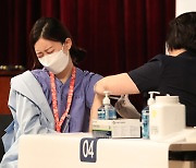 [Photo] S. Korea begins vaccination of health workers at tertiary hospitals