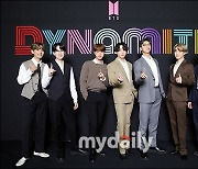 방탄소년단, '뮤뱅'에서 또!..'다이너마이트' 통산 32번째 음악방송 1위 [종합]