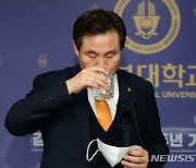 '답변 앞두고 물 마시는 김동원 전북대학교 총장'