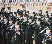 경례하는 국군간호사관학교 졸업생도들