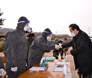 발열체크 받는 이낙연 대표