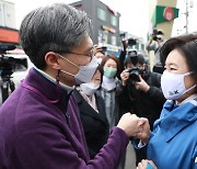 주먹인사 나누는 조정훈·박영선 후보