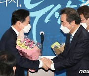 이낙연 대표 축하받는 김영춘 부산시장 후보