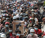 문 대통령 "미얀마 군과 경찰의 폭력적인 진압 규탄"