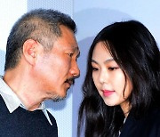 홍상수, 김민희 노래와 달팽이로 전한 수상소감 "기쁘다"