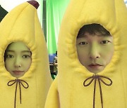 조승우X박신혜 '귀여운 바나나' 반전 매력, 깊은 눈빛은 그대로[SNS★컷]