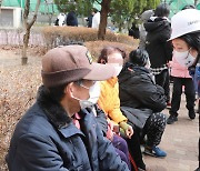 주민들과 대화하는 박영선 후보