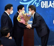 축하 받는 김영춘 민주당 부산시장 후보