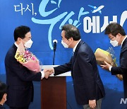 이낙연 대표 축하 받는 김영춘 부산시장 후보