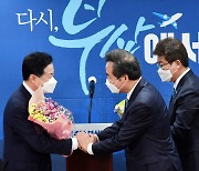 축하 받는 김영춘 민주당 부산시장 후보