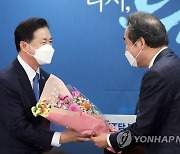 부산 경선 승리 축하 받는 김영춘