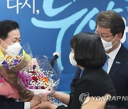 부산 경선 승리 축하 받는 김영춘