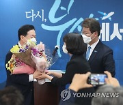 부산 경선 승리 축하 받는 김영춘