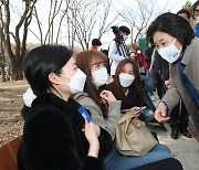 서울숲 찾은 시민들과 인사하는 박영선
