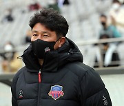 선수들 바라보는 수원FC 김도균 감독