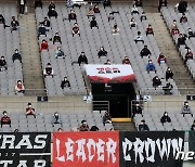 거리둔 채 축구 관람하는 축구팬들