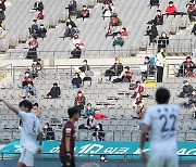 '수도권 경기장 수용 인원 10%' 거리두고 축구 관람