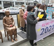 '위안부 망언' 램지어 지키기 나선 日우익들..비판 학자에 보복성 공격