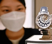 갤러리아, 4억원대 명품 시계 '예거 르쿨트르' 전시