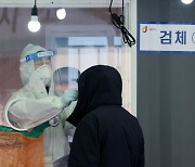 정부 "3차 유행 정체기..수도권 언제든 재확산 위험"