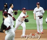 [MD포토] 이명기 '박관진을 향해 토스'