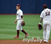 [MD포토] 서건창 '박병호의 실책에 아쉬운 미소'