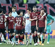 [MD포토] 이인규 위로하는 오스마르 'PK 실축할 수도 있지'