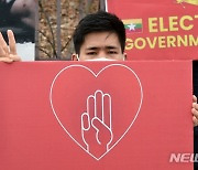 세 손가락 경례하는 재한 미얀마인