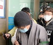 '고개 숙인 내장사 대웅전 방화 승려'