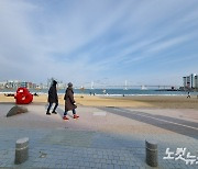 완연한 봄..부산 해수욕장‧공원 인파 '북적'