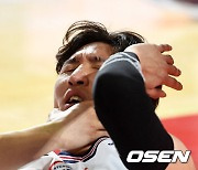 파울에 괴로운 김민구 [사진]