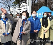 서울숲 찾아 시민들에게 인사하는 박영선