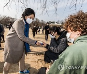 서울숲 시민들과 이야기 나누는 박영선