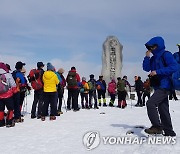 선자령 설경 만끽하는 등산객