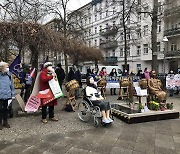 베를린 소녀상 영구설치 촉구 여성의날 시위..램지어에 "헛소리"