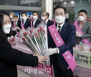 [포토] '여성의 날' 꽃 전달하는 이성희 농협회장